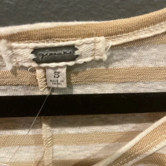 Gimmicks by BKE Beige and Black Patterned Long Sleeve Top - Picture 2 of 4